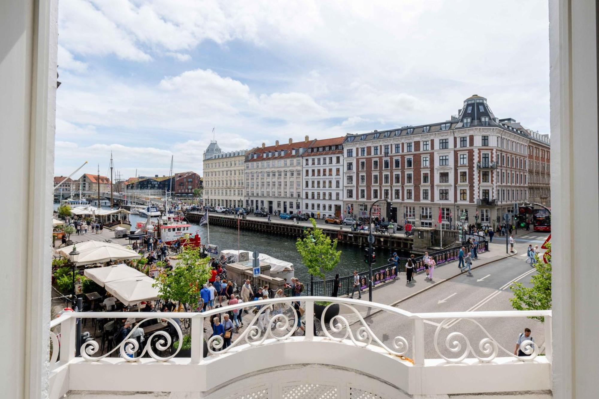 Chic In Vibrant Area By Canals *