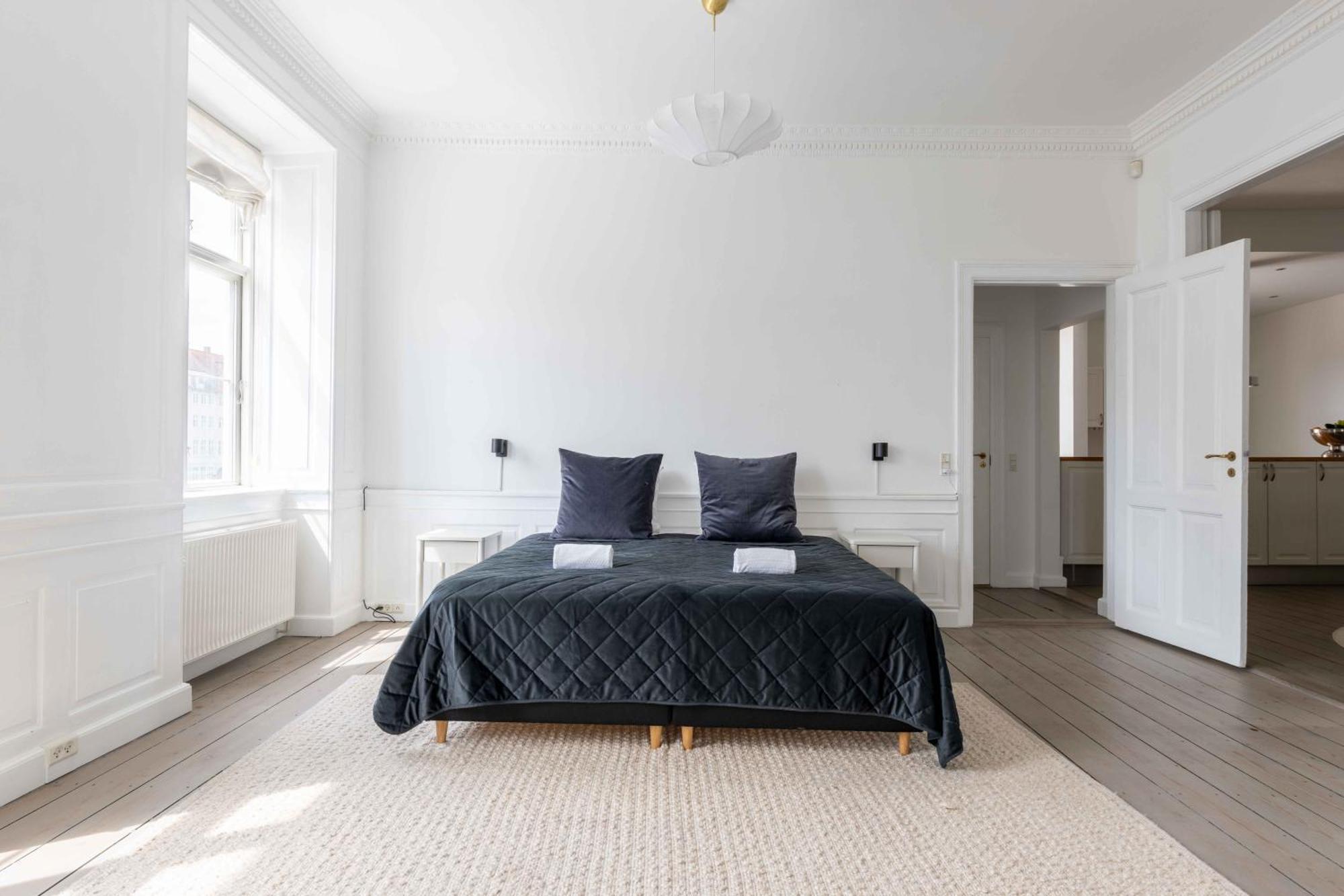 Chic In Vibrant Area By Canals Apartment *
